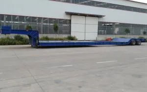 ヨーロッパのトラクターで作業する低床トレーラー